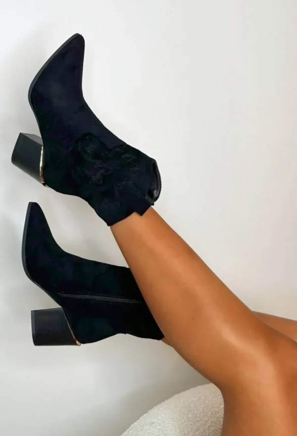 IDEAL SHOES Bring It Down Black Faux Suede Ankle Boot<Women Boots